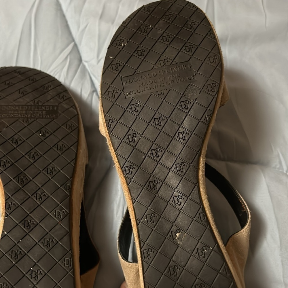 Donald J Pliner Shula Leather Sandal. 9-9.5 Minimalist Comfort - Picture 7 of 11